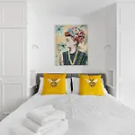 Central London- Sleeps 8 - 65Sq Meters