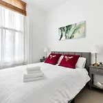 Central London- Sleeps 8 - 65Sq Meters