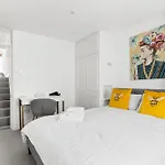 Central London- Sleeps 8 - 65Sq Meters