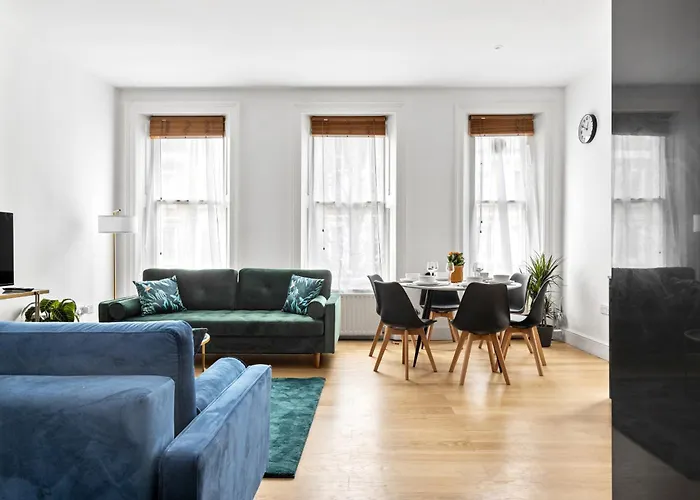 Central London- Sleeps 8 - 65Sq Meters