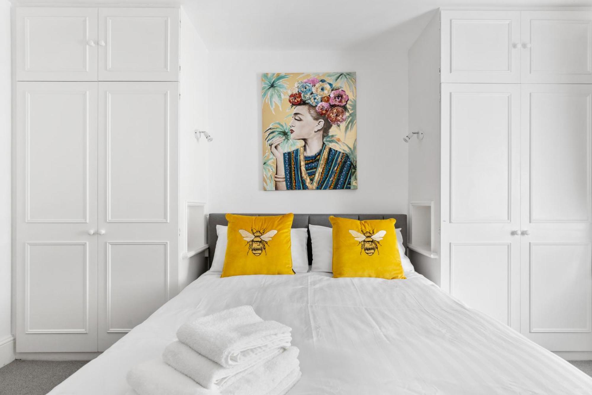 London- Sleeps 8 - 65sq Meters