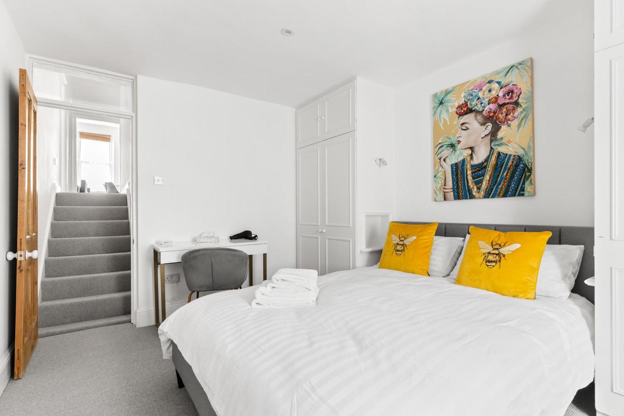 London- Sleeps 8 - 65sq Meters