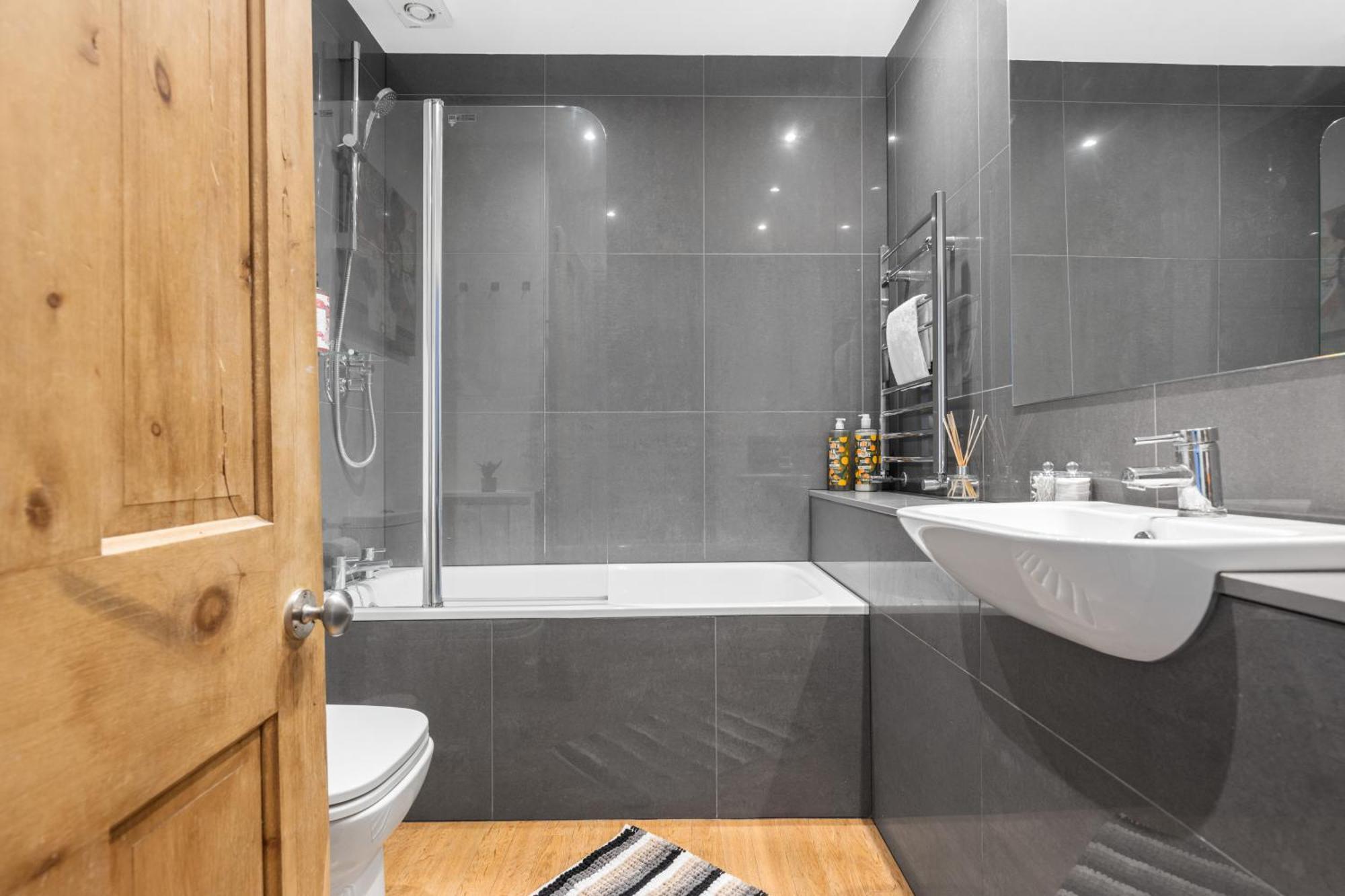 London- Sleeps 8 - 65sq Meters *